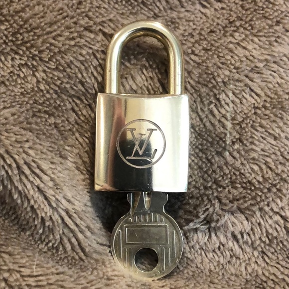 Vintage LV Louis Vuitton Padlock Lock & Key 227 - Picture 9 of 16